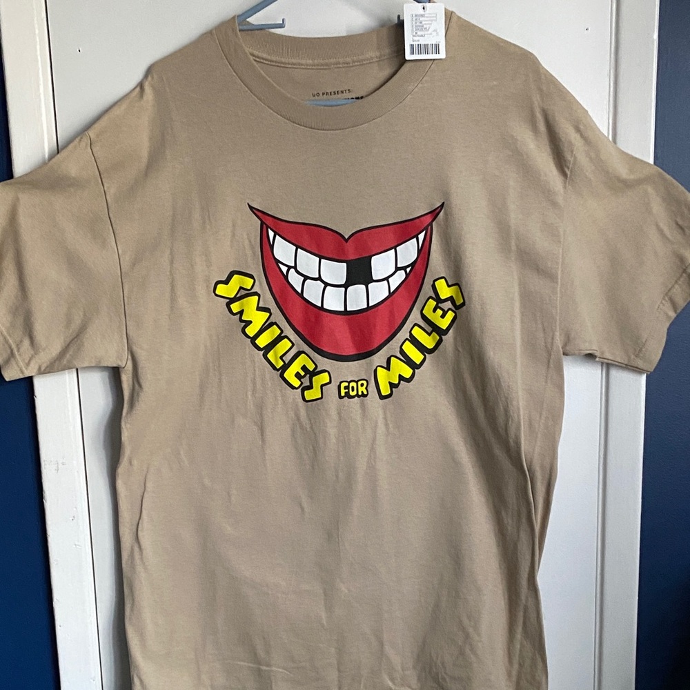 NWT Urban Outfitters “Artists Editions” Jay Morano Smiles for Miles Tan, SS, L